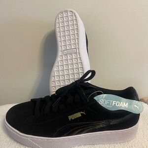 Never worn black/ white platform Puma sneakers soft foam insert so comfy & cute